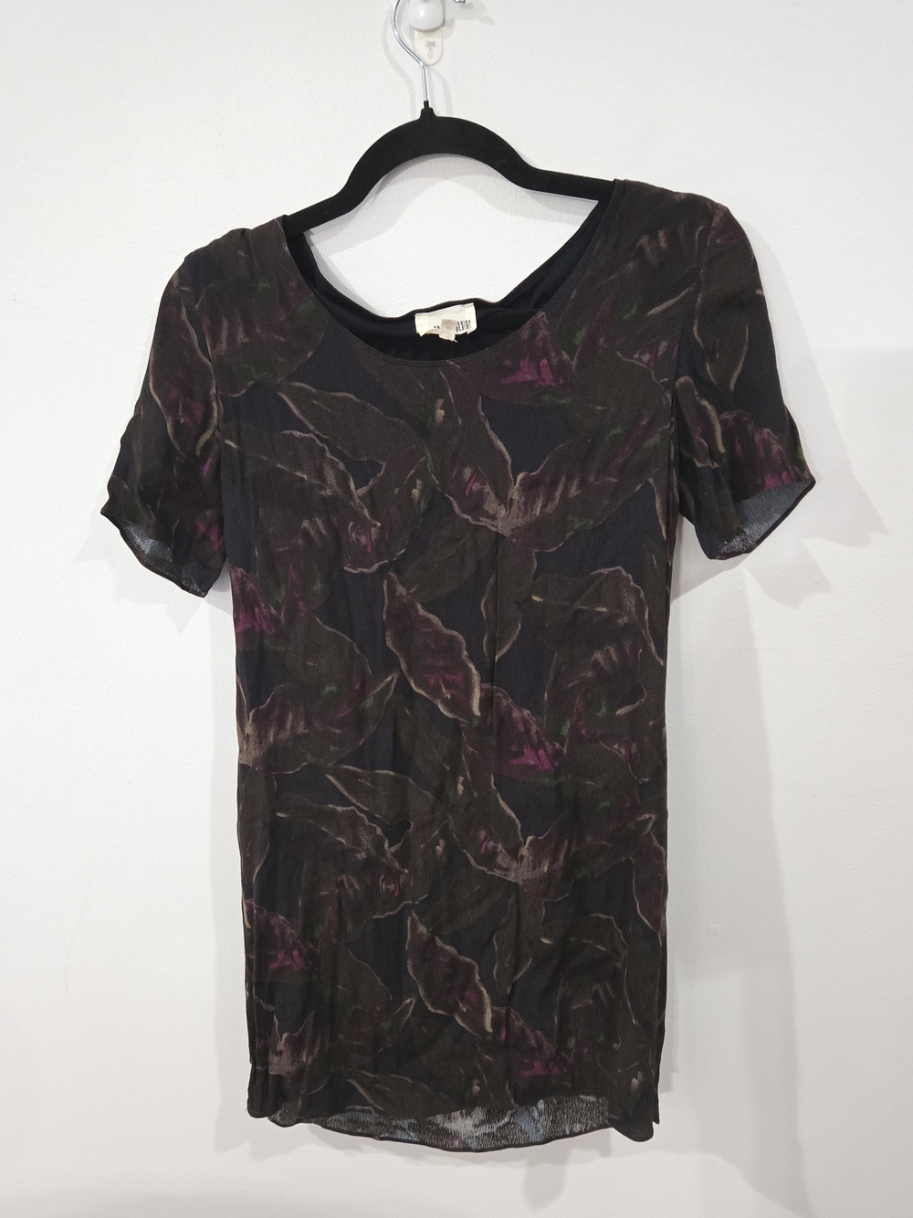Wilfred Sz Xs Short Sleeve Printed Tee in Black with Olive & Plum